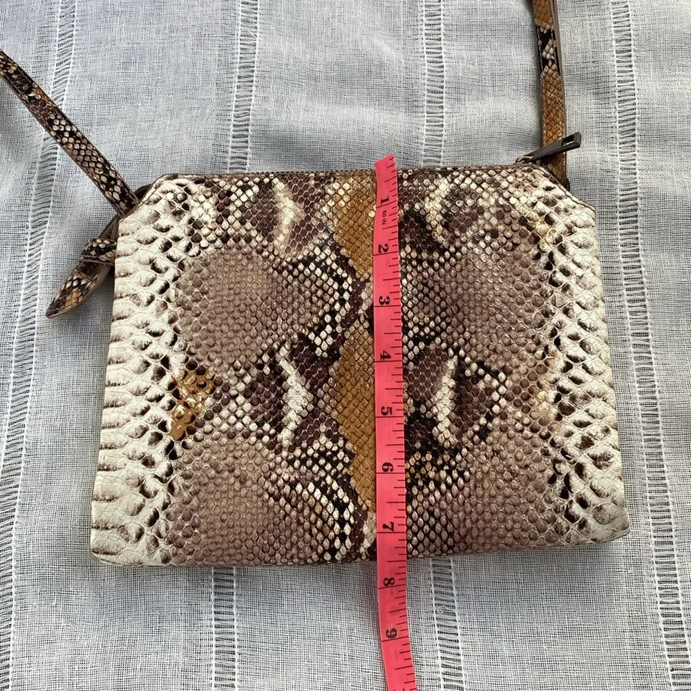 snakeskin print crossbody bag. - Image 9