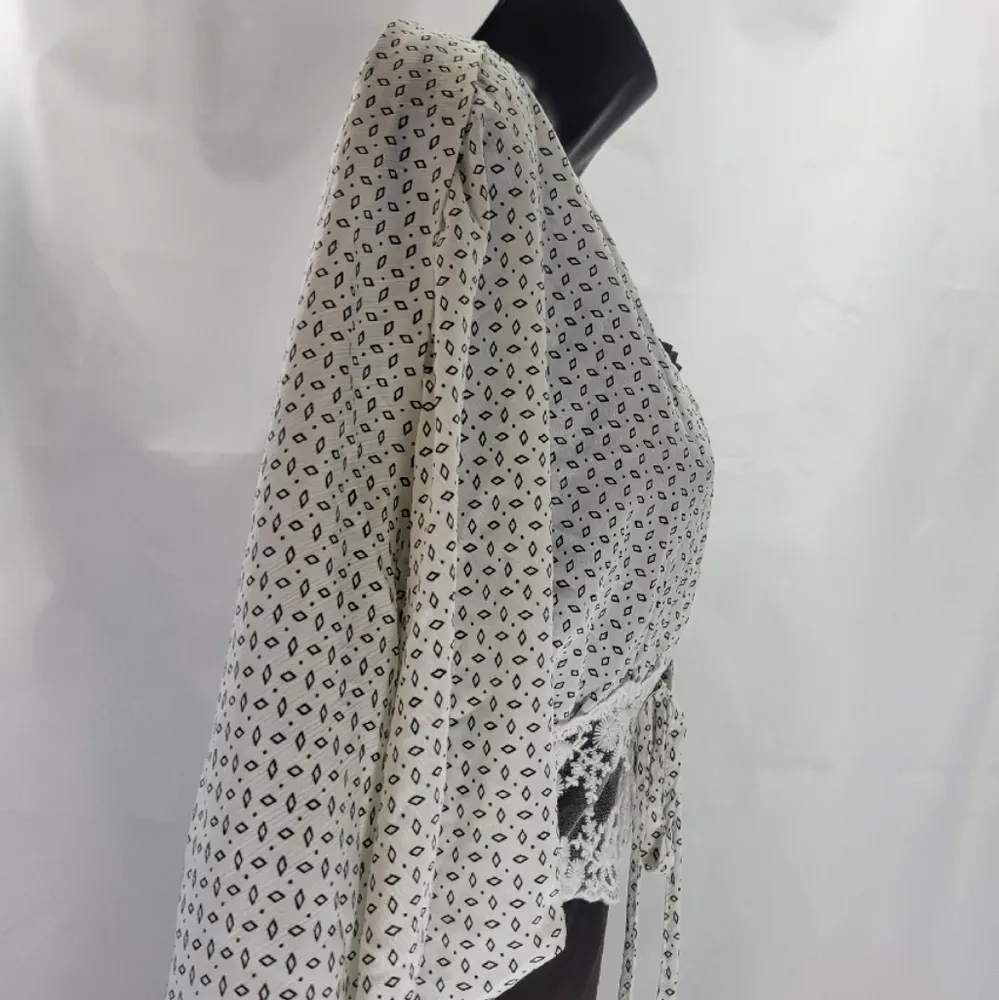 Papaya  Chic White and Black Patterned With Lace & Tie Front Shrug Size Small - Image 4