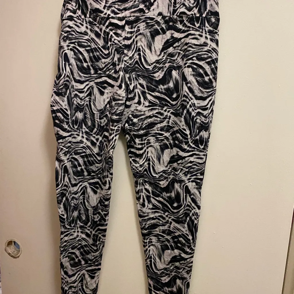 Terra & Sky Womens Leggings 1X XL 16W 18W Black & White Swirl Pattern - Image 5