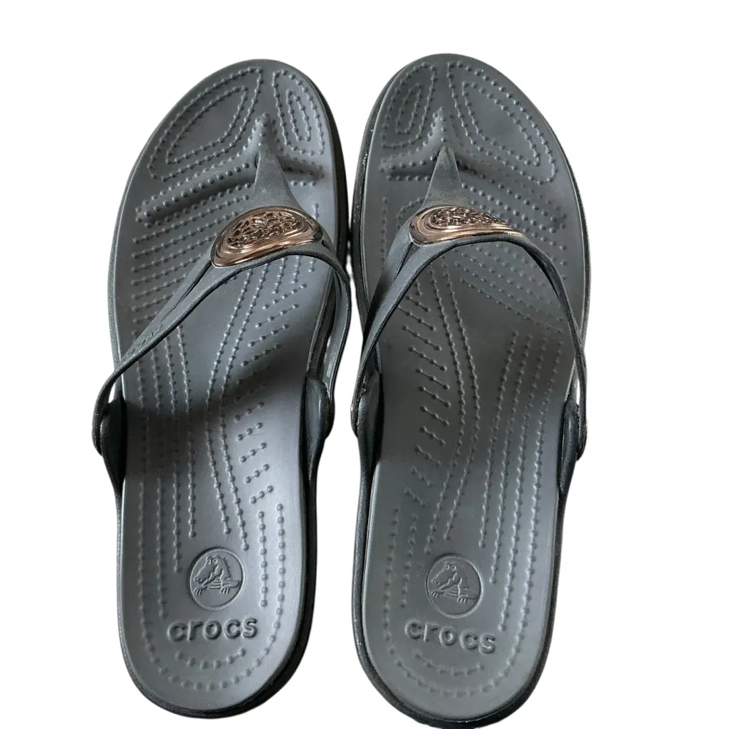 Crocs sanrah hammered metallic wedge flip flop sandals grey and gold sz 11 - Image 5