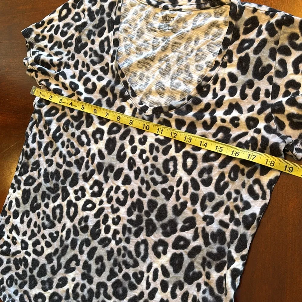Animal print short sleeve PINK Victoria’s Secret top in size M - Image 5
