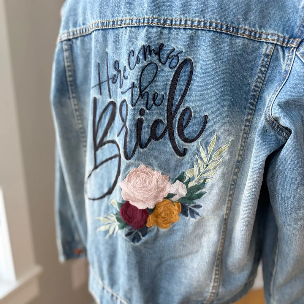 Three Two One Here Comes the Bride Floral Embroidered Denim Jean Jacket Sz Large Blue - Image 6