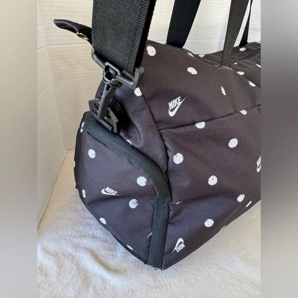 Nike Unisex Black and White Logo Radiate Club Duffel Weekender Gym Bag - Image 8