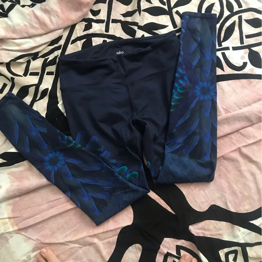 ALO YOGA feather leggings mid rise sz small inside pocket - Image 3