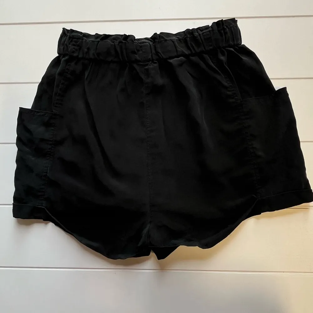 Aritzia Wilfred Silk Pull on black ruffled waist with side pockets size small - Image 2