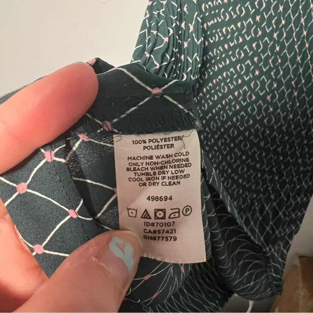 Ann Taylor Green Geometric Pattern Pleated Tank Top Size Medium - Image 7