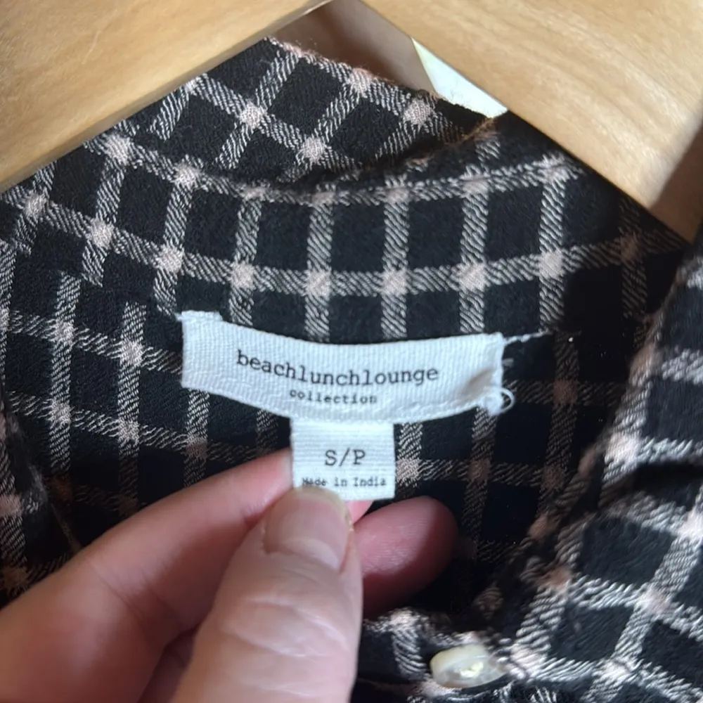 Beachlunchlounge Black Cream Plaid 3/4 Button Up Pullover Top Size Small - Image 2