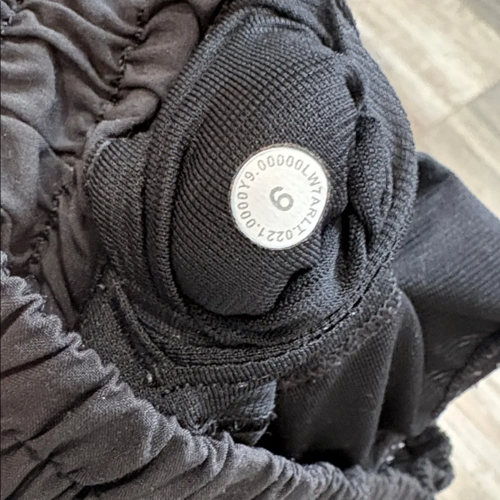 lululemon hotty hot shorts black size 6 - Image 8