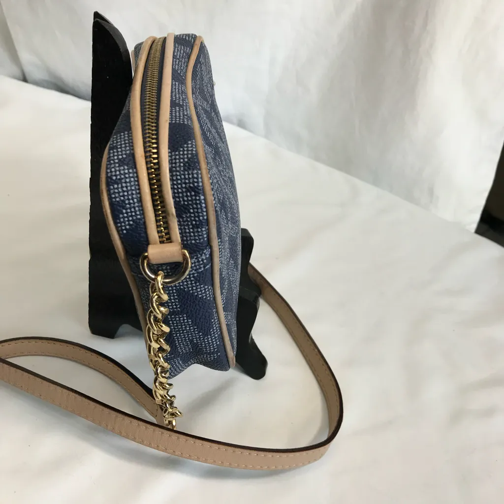 Michael Kors Signature Mini Jet Set Crossbody - Image 4