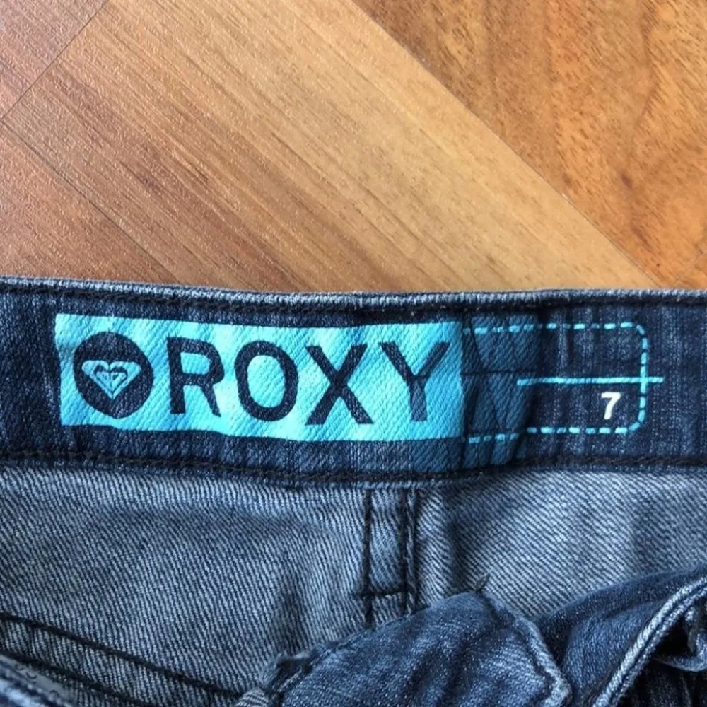 Roxy Dark Wash Denim Jean Shorts Rolled Hem Size 7 - Image 2