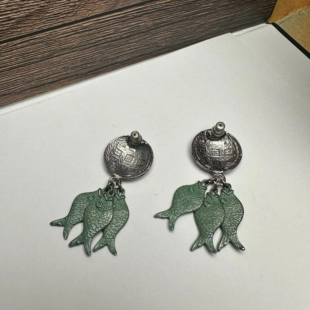 Fish Charms Silver Tone & Green Dangle Drop Pierced Earrings Rustic Style - Image 9