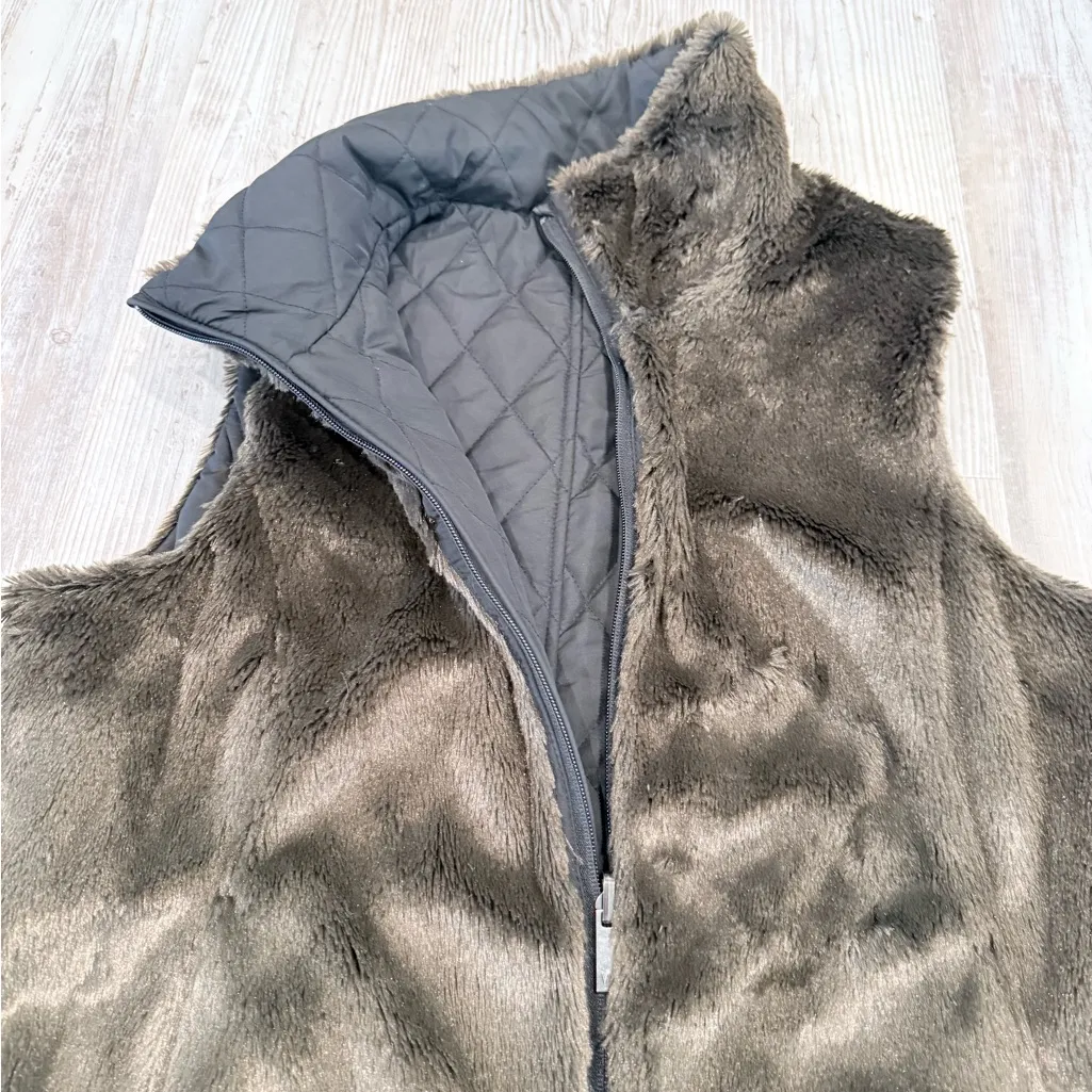 Quilted Black Vest with Faux Fur Lining - Image 5