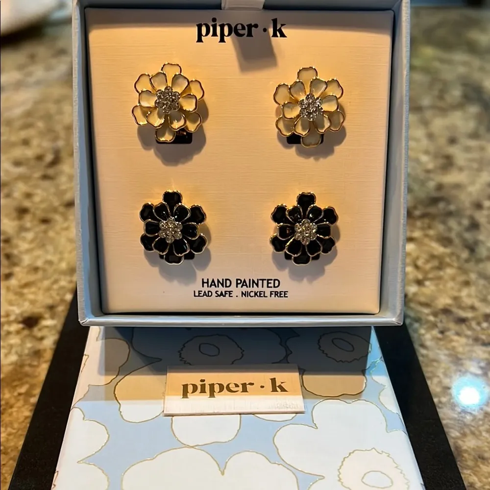 ✨Piper K Floral Earrings Set in Black and Cream 🤍🖤🤍 - Image 3