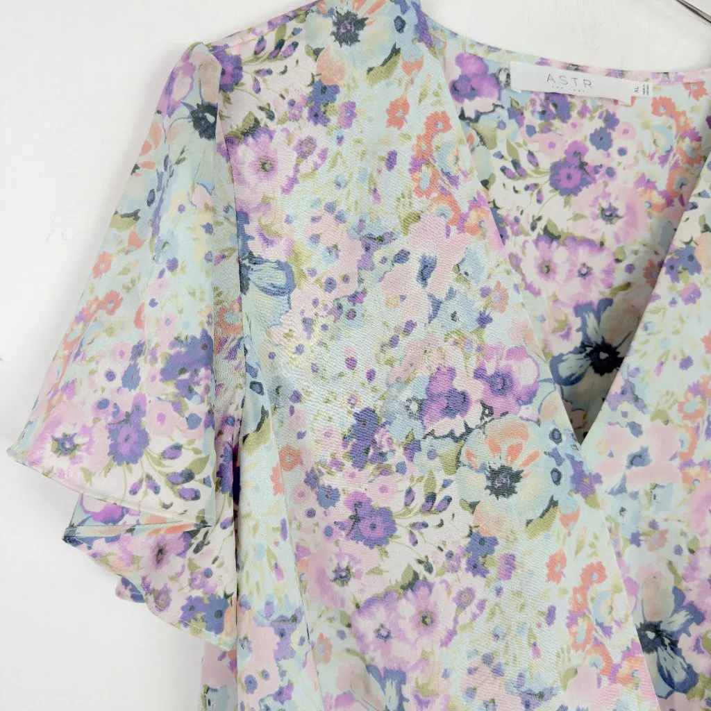 ASTR The Label Flutter Sleeve Surplice Top Floral Blouson Satin Size XL EUC - Image 2