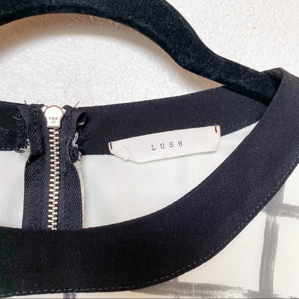 Lush Contrast Crewneck Grid Shift Dress Size Small - Image 4