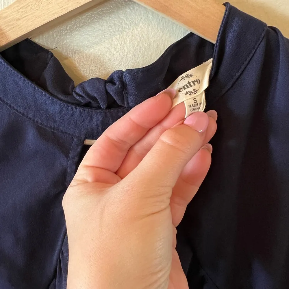 Entro  Keyhole Navy Longsleeve - Image 3