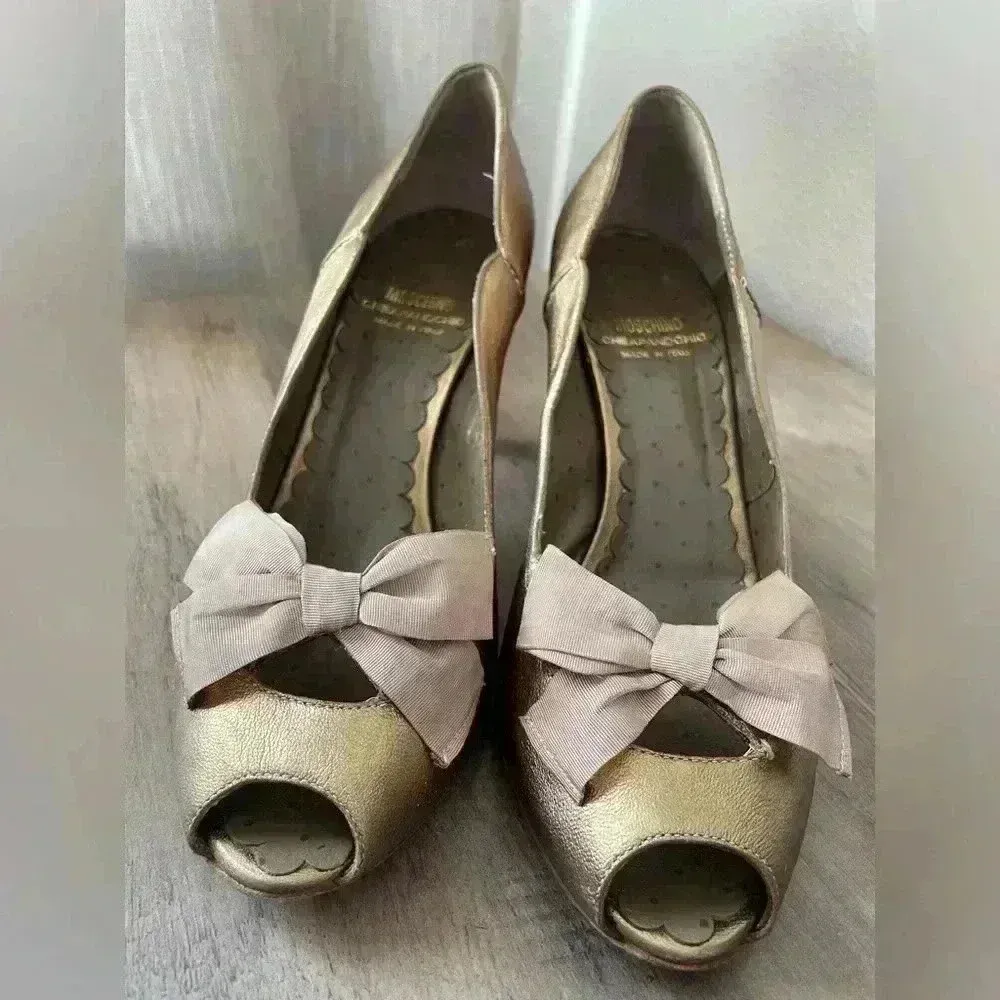 Moschino‎ Women’s Vintage Gold Pumps With Bows Shoes Size 7.5 - Image 2