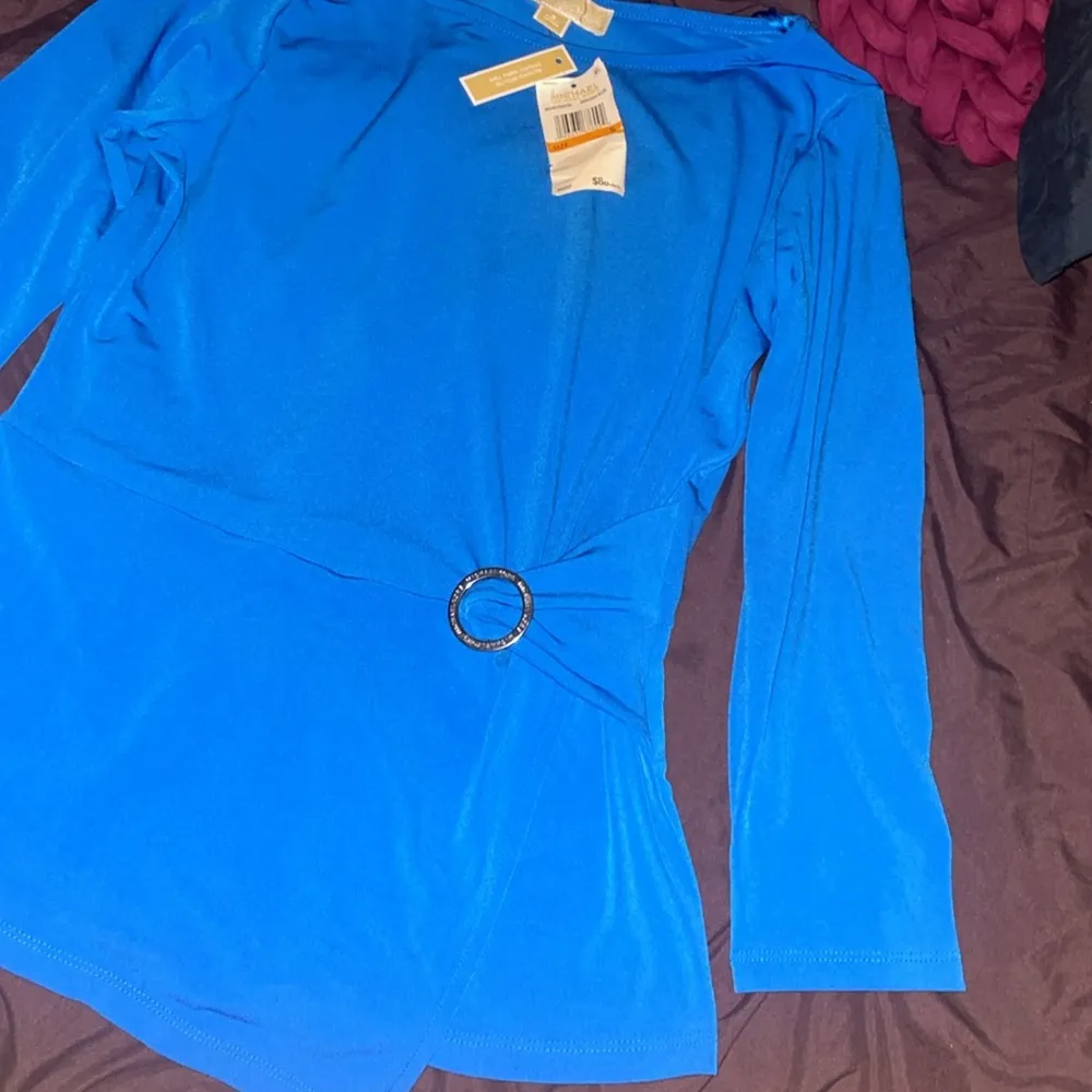 Women's Ring Twist Asymmetrical-Hem Top - Image 9