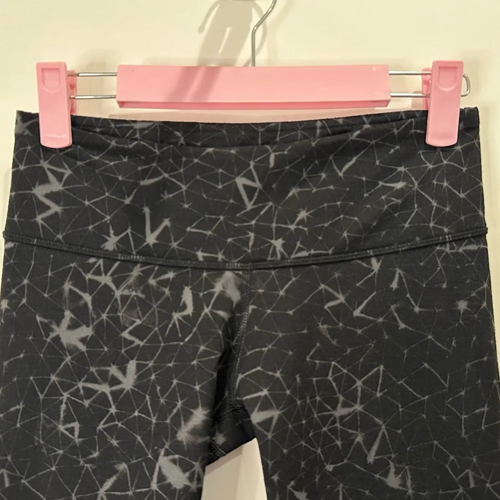 Wunder Under Crop II Leggings Star Crushed Coal Black Mid Rise Size 4 - Image 7