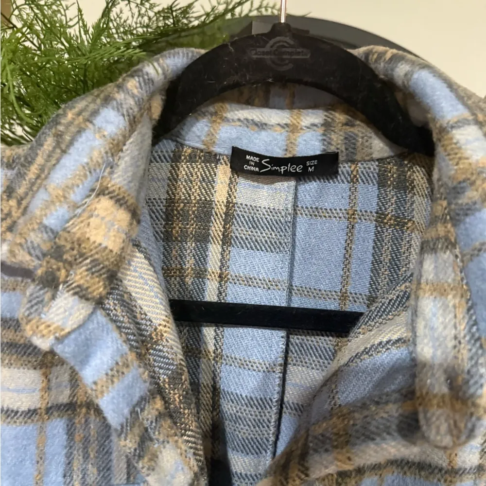 Simplee Apparel Plaid Shirt Jacket shacket in Blue and Tan size medium - Image 4