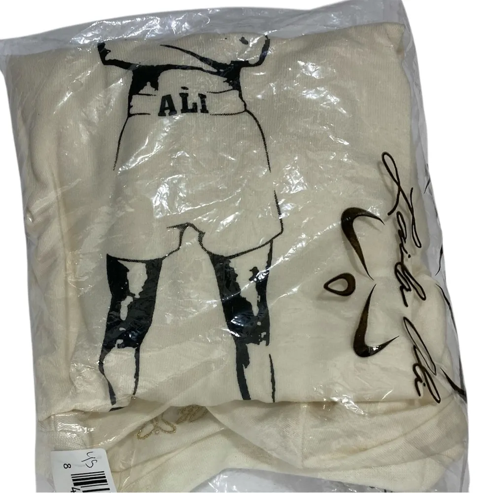 Laila Ali Women’s M Cream Graphic Tee Empowerment Boxer Power Stance Black Size M - Image 6