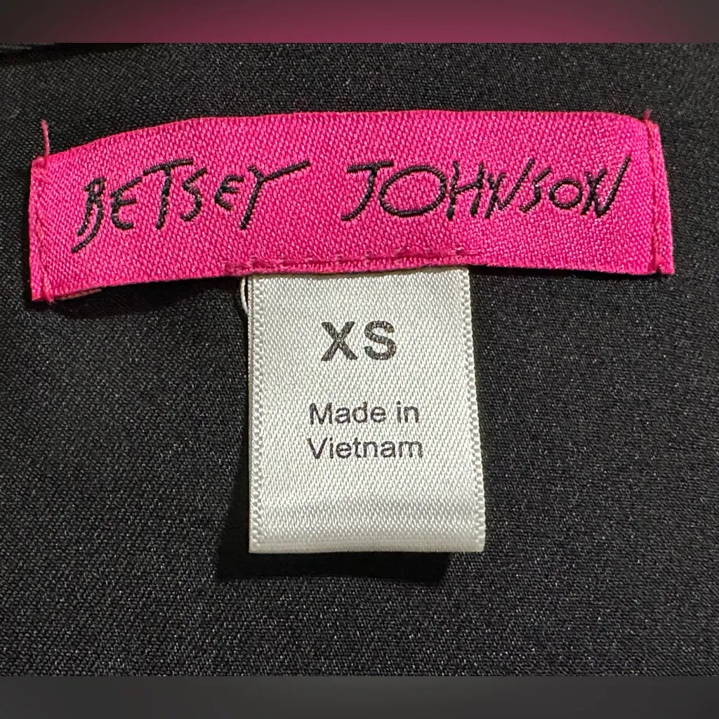 Betsey Johnson Women's Dandelion Ditsy Floral
Print Scrub Top size XS NEW - Image 6