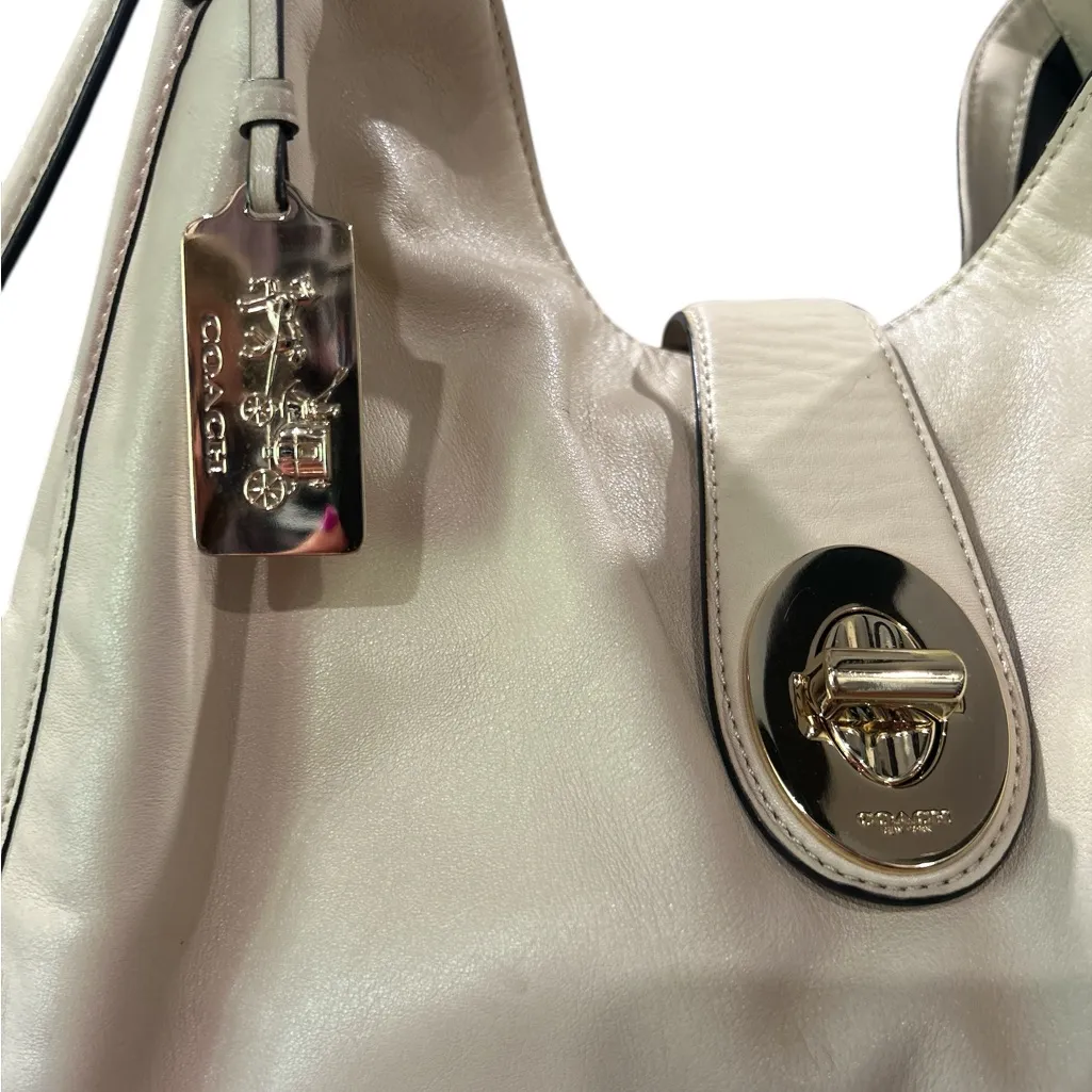 Coach Cream and Gold Hobo Bag with BUTTER SOFT LUXURIOUS LEATHER VERY CLASSY - Image 4