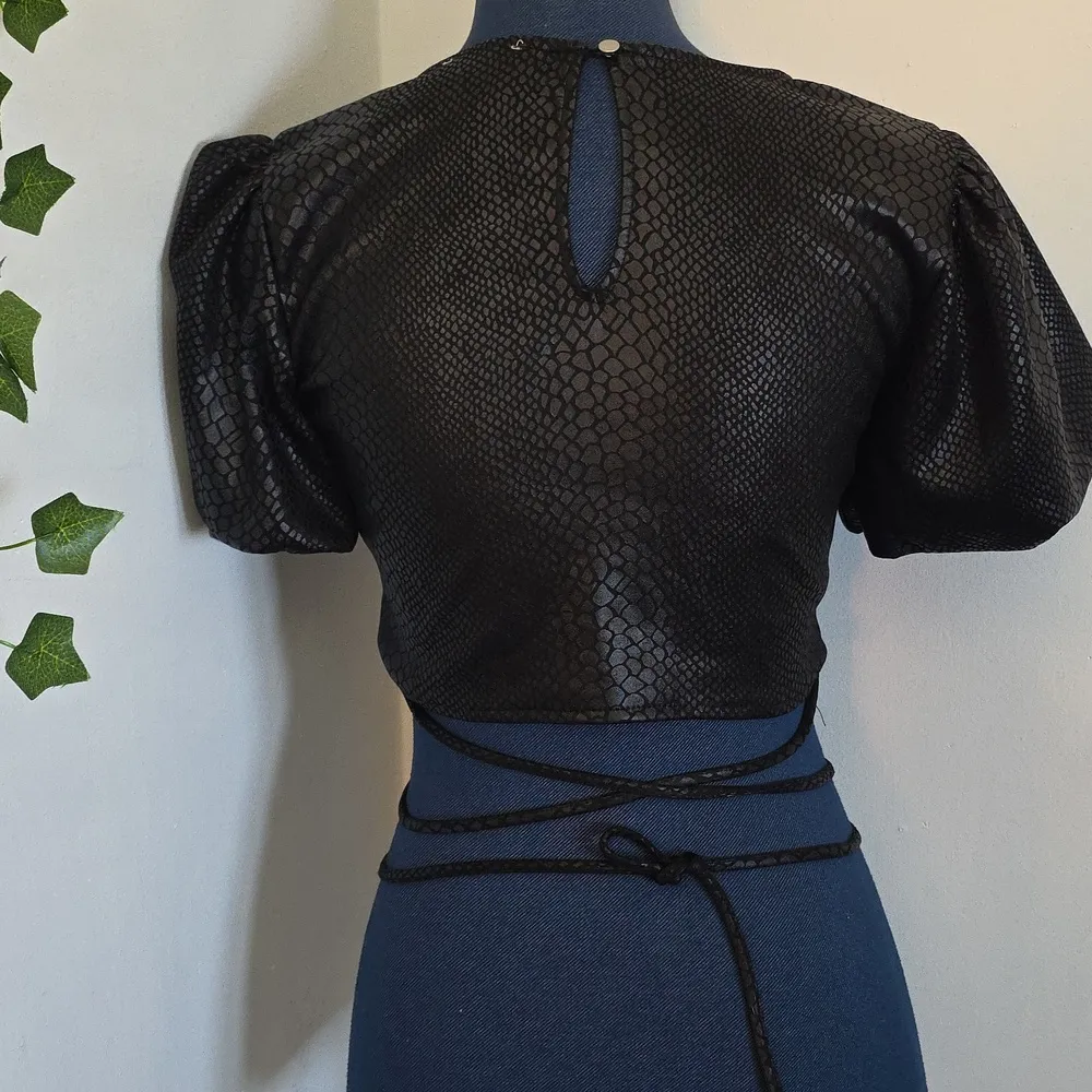 Meraki Black Faux Snakeskin Crop Top Puffy Sleeves Size M - Image 6