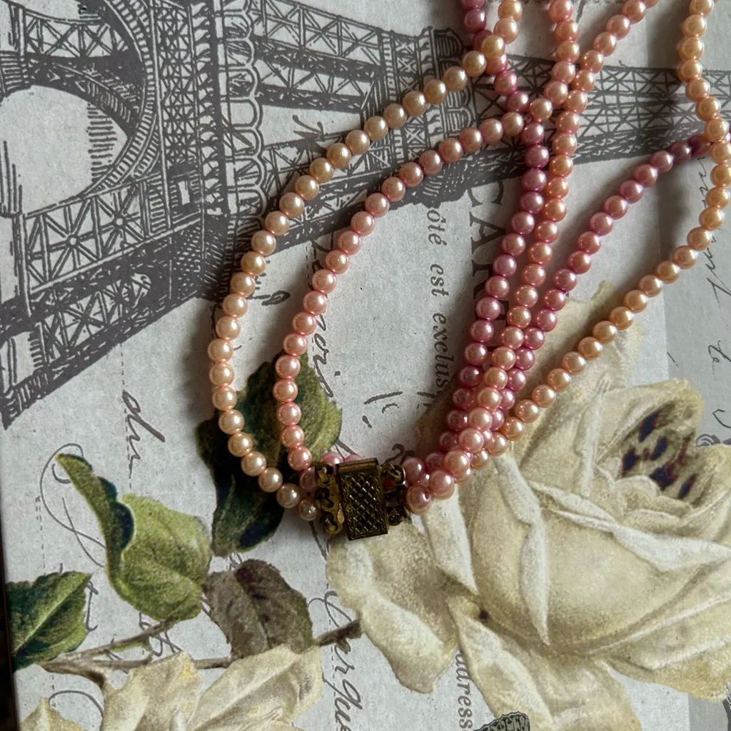 GORGEOUS VINTAGE Pink and Peach Pearl Necklace - Image 2
