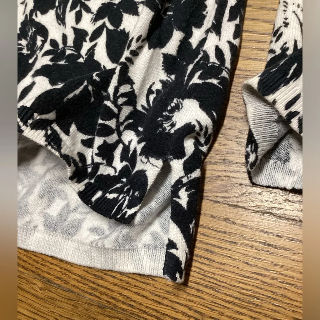 Old Navy light weight sweater. Size Medium. Black floral - Image 5