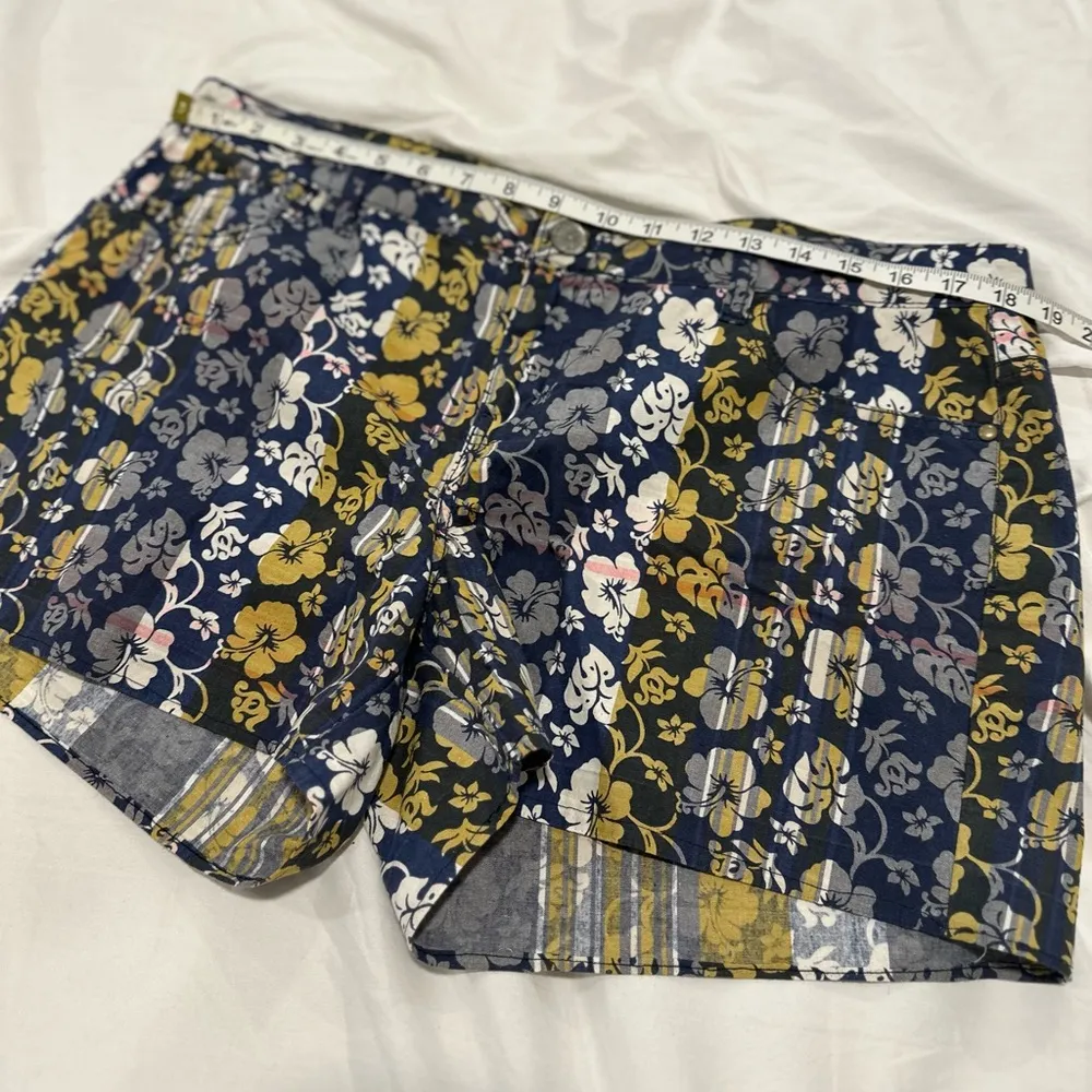Inked & Faded Women Hawaiian Tropical Hibiscus Blue /Yellow/ Pink Floral Shorts. Size 16 - Image 3