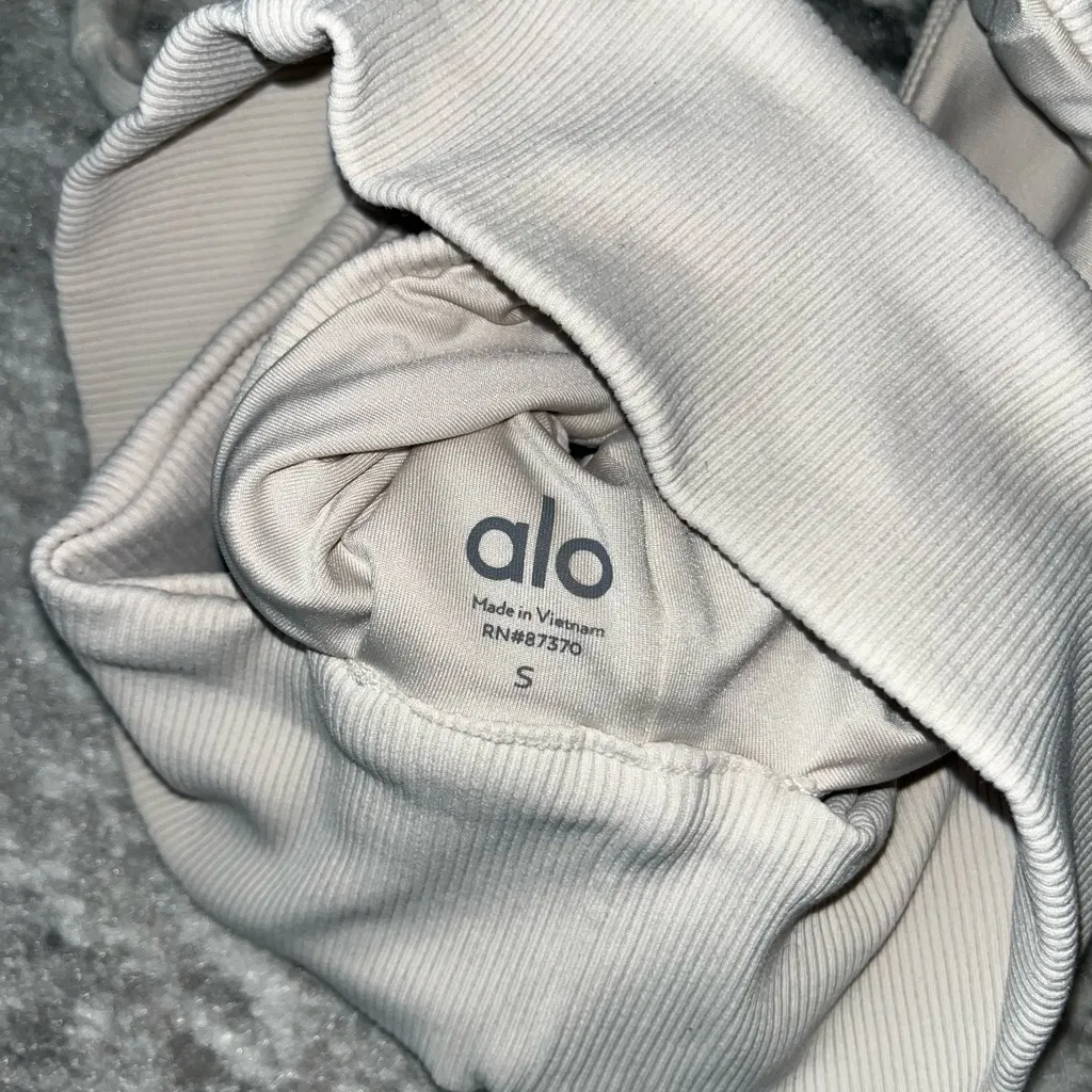 Alo Yoga Slit Bra - Image 5