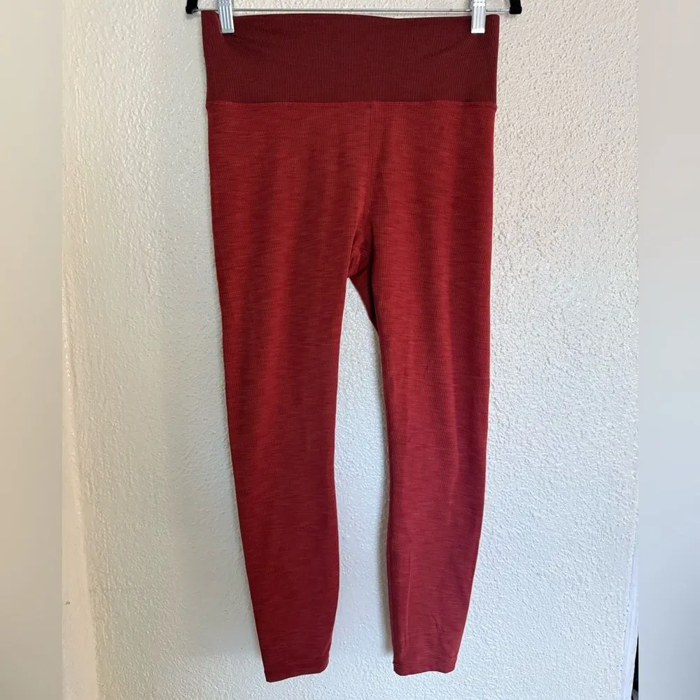 Vuori Lux Rib Studio Leggings Currant Heather burnt red color size large - Image 4