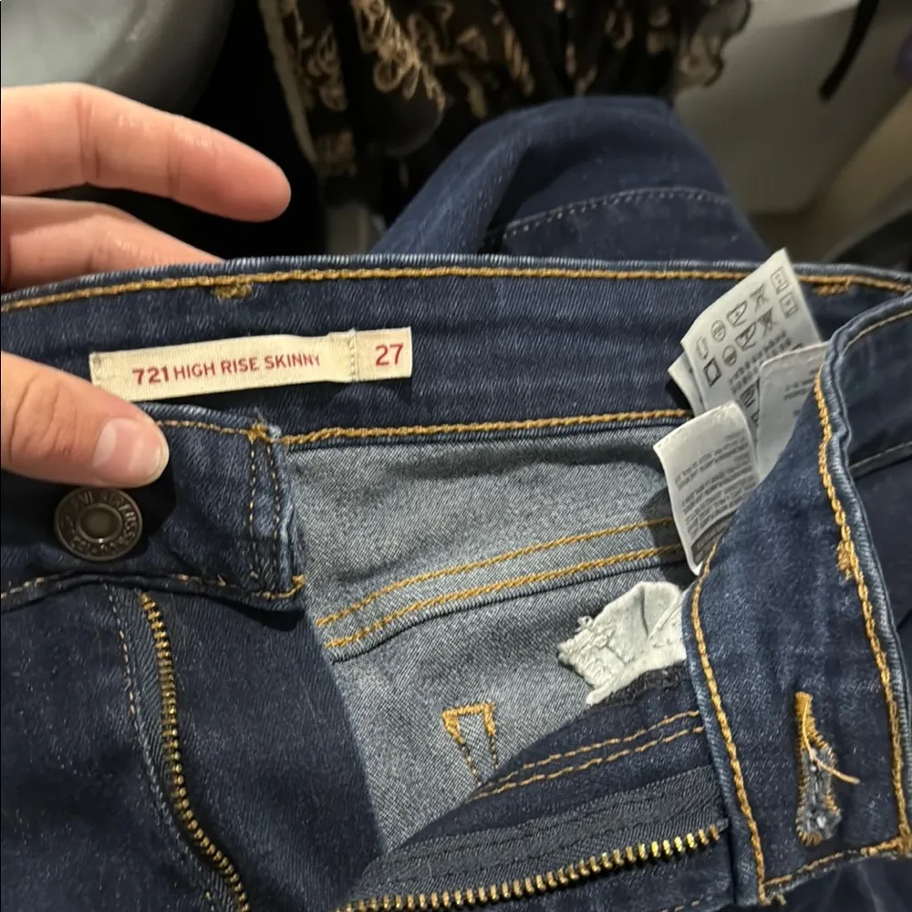Levi's 721 High Rise Skinny Jeans dark wash size 27! - Image 3