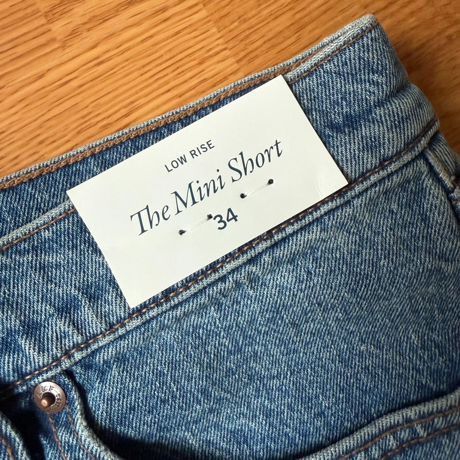 Abercrombie & Fitch The Mini Short Low Rise Size 34 - Image 4