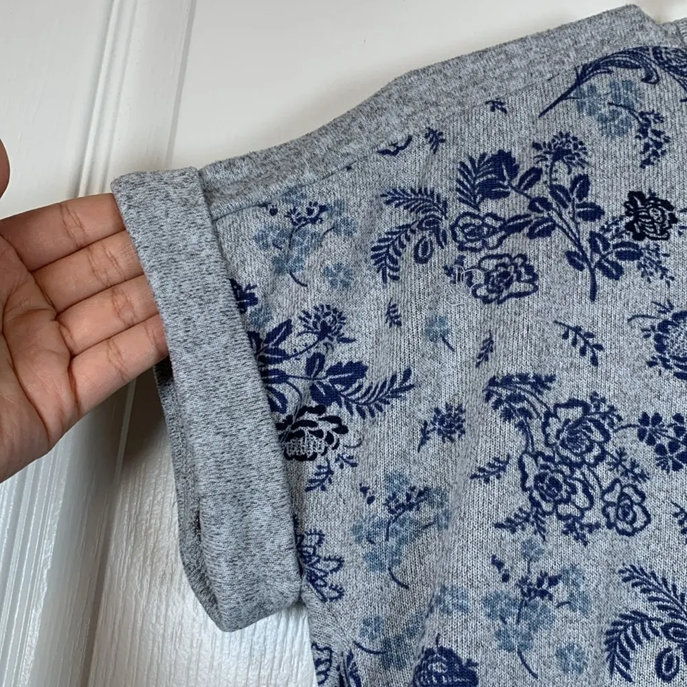 Lucky Brand Gray Blue Floral Cuffed Short Sleeve Crewneck Blouse Shirt Small EUC - Image 4