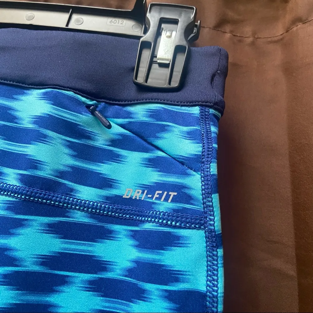 NWT Nike replay tight fit Crop workout pants M - Image 5