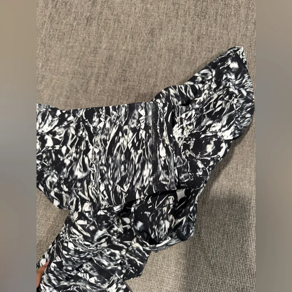 Lululemon Athletica Monochrome Patterned Leggings - Image 9