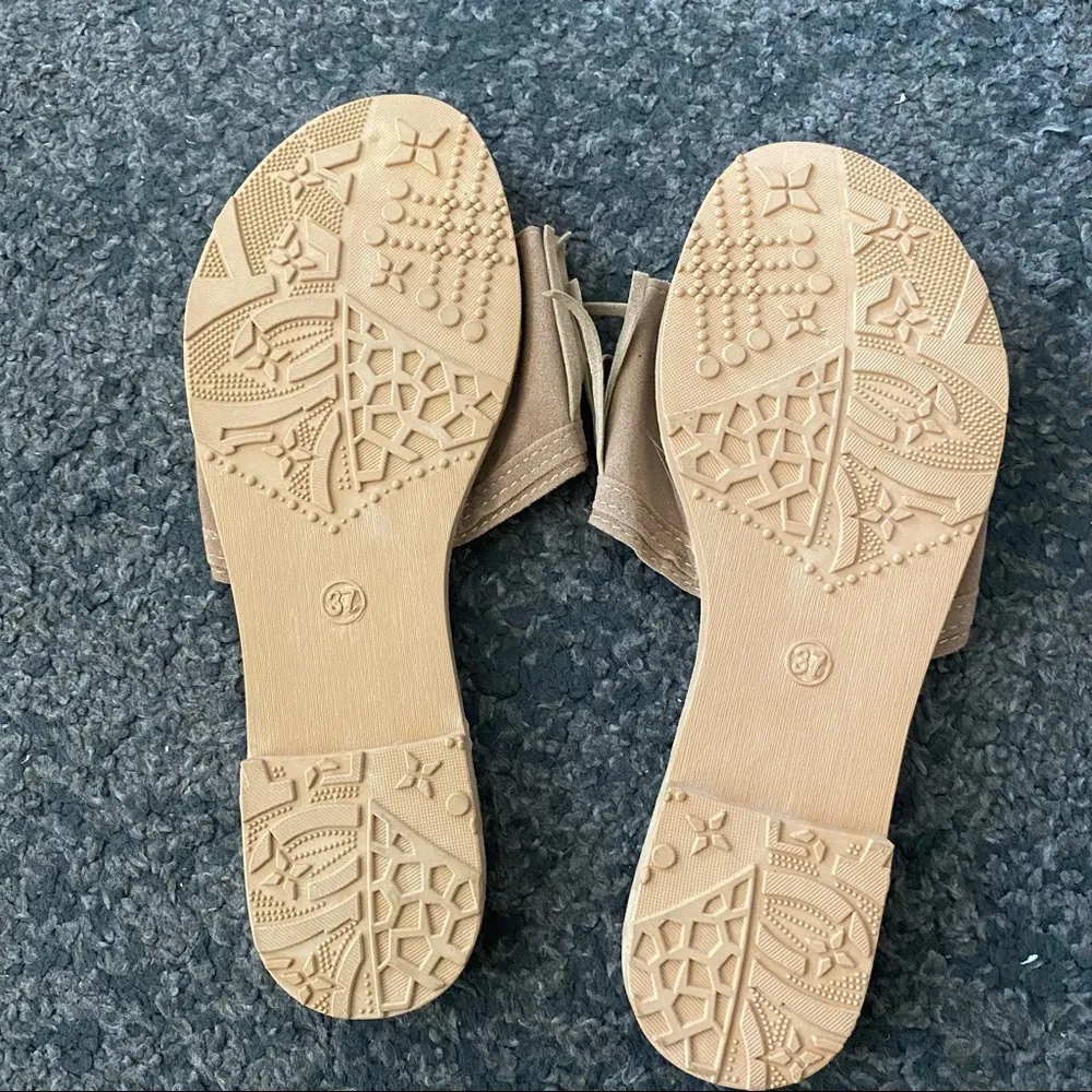 Boutique tassel sandals - Image 4