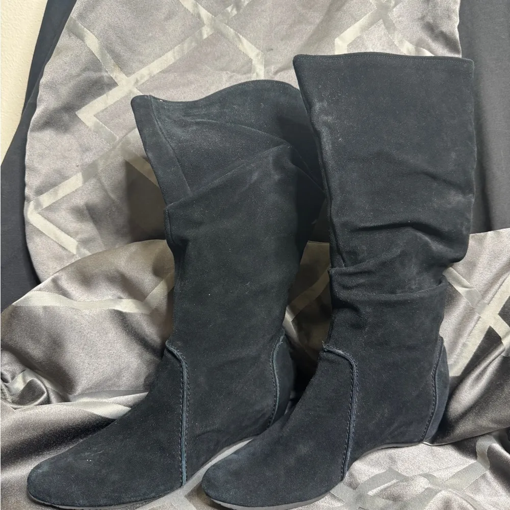 Elegant Black Suede Women's Moccasins Boots Size 7 - Image 5