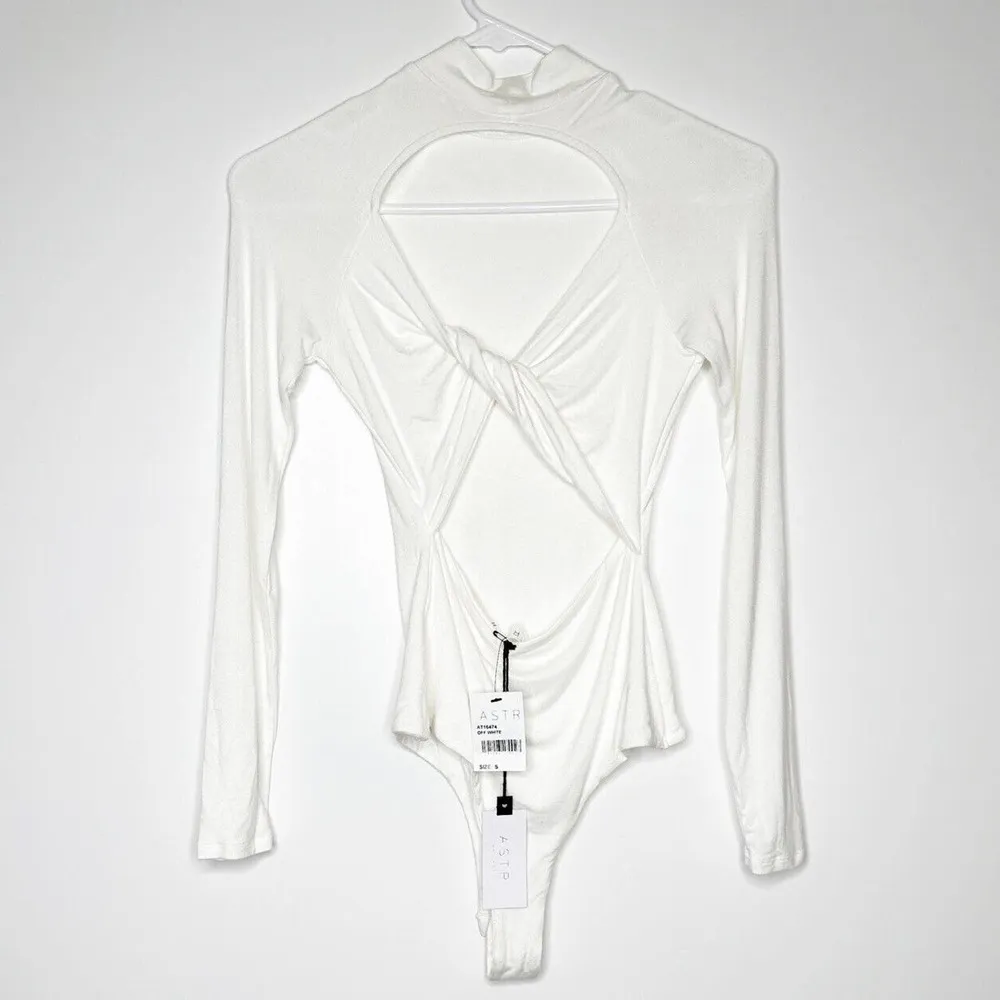 NWT ASTR The Label Prue Back Twist Bodysuit Long Sleeve Women's White Size S - Image 4