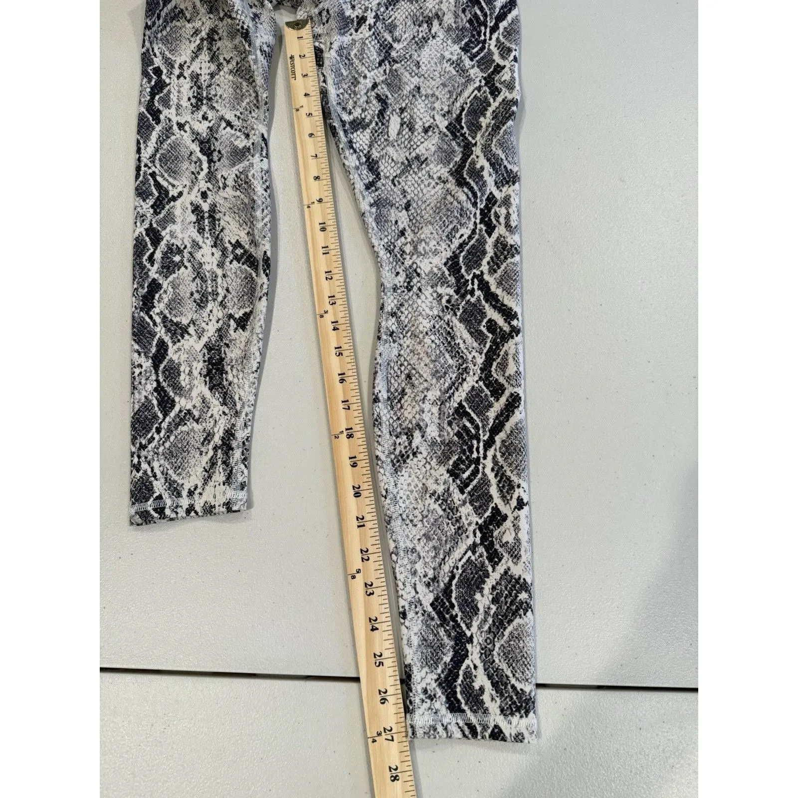 Alo Leggings Women Small High Rise Snakeskin Athleisure Athletic Yoga Gym Travel - Image 6