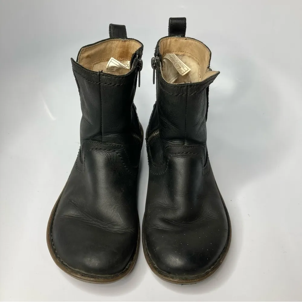 UGG Neevah short boot black leather Shearling‎ lined size 7 - Image 3