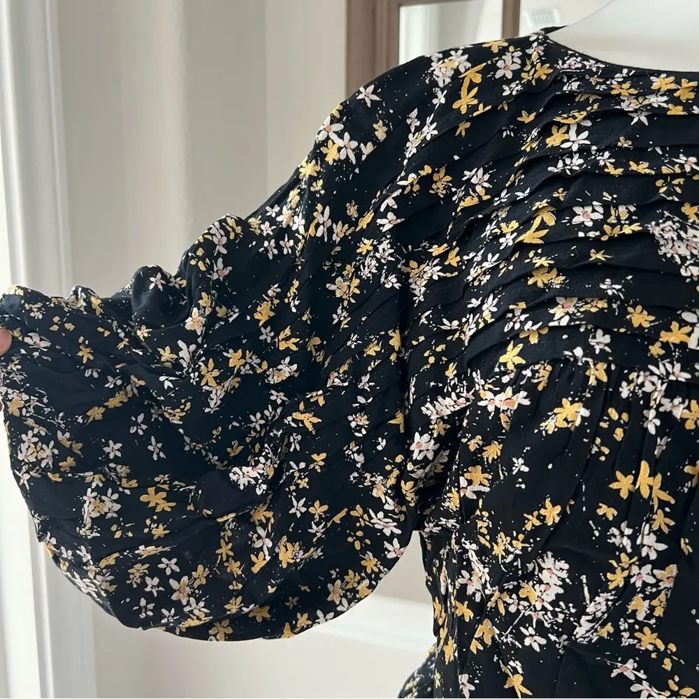 Free People Floral Bodysuit Flattering Fit with Pleats Detail Size S New w/ Tag - Image 7