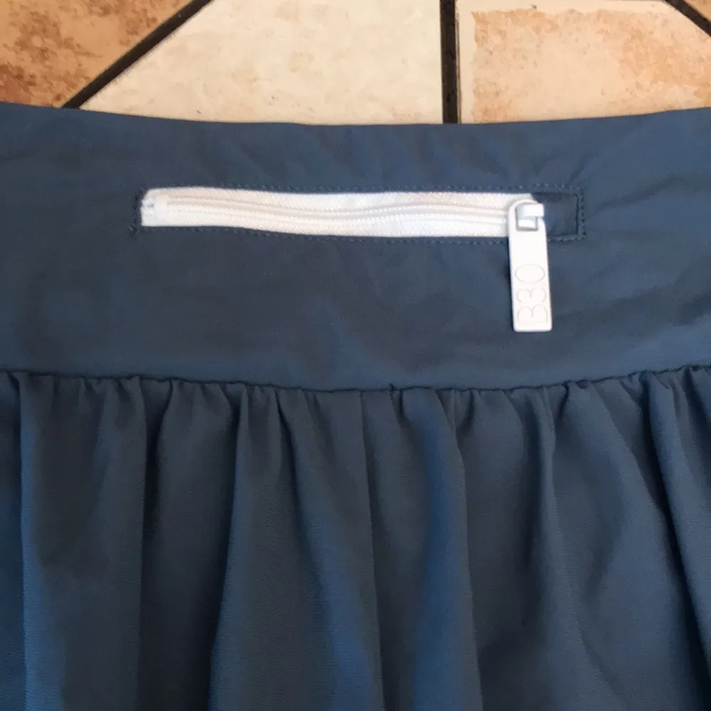 B3.0 activewear women’s shorts skirt sports attire Size M - Image 3