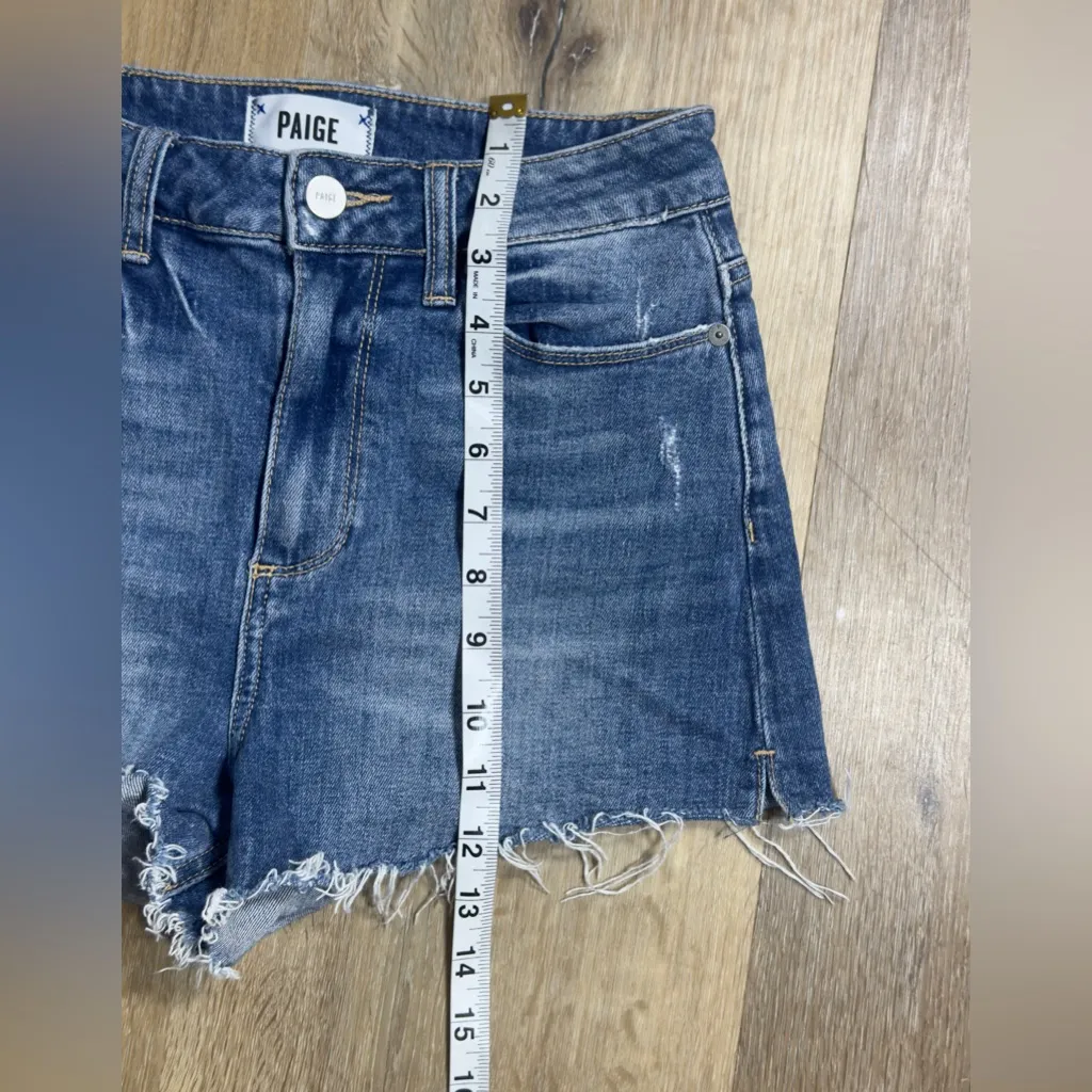 PAIGE Women's Blue Denim Shorts 💙🩵 - Image 3