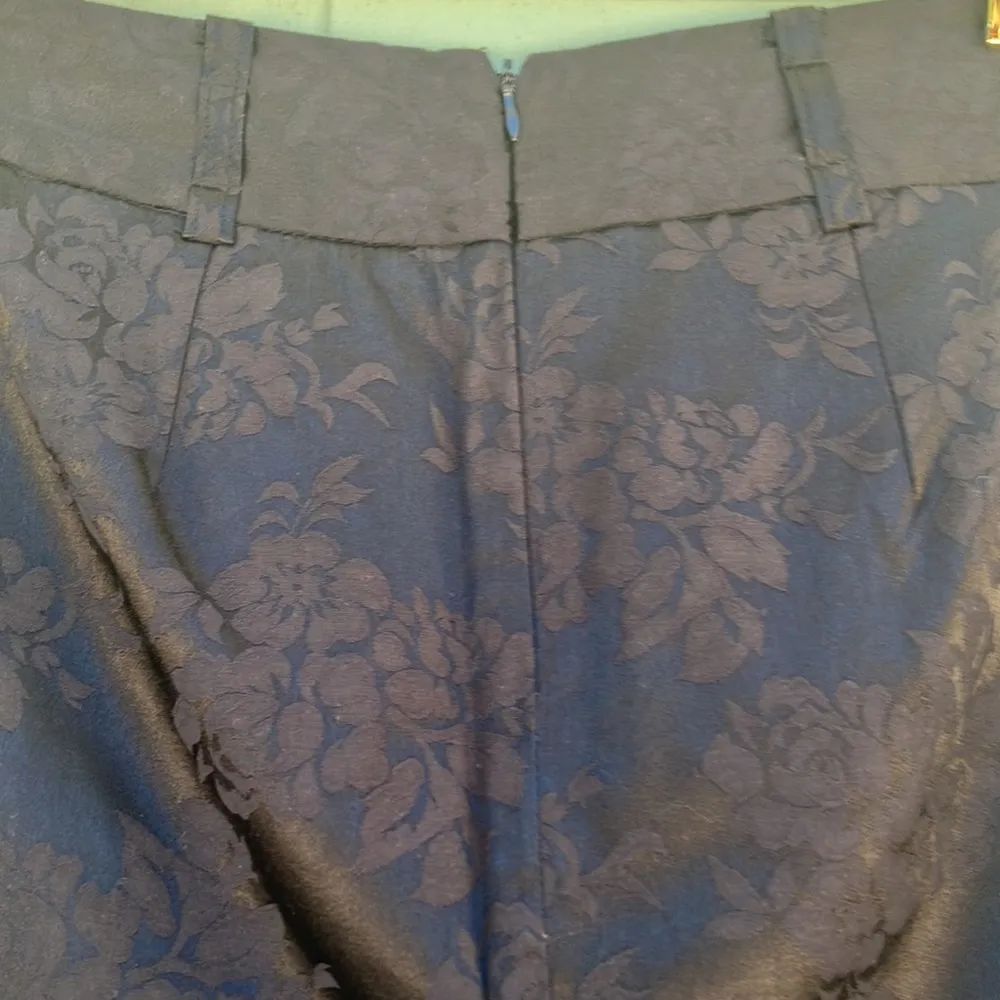 Black floral print pencil skirt woman’s size small - Image 5