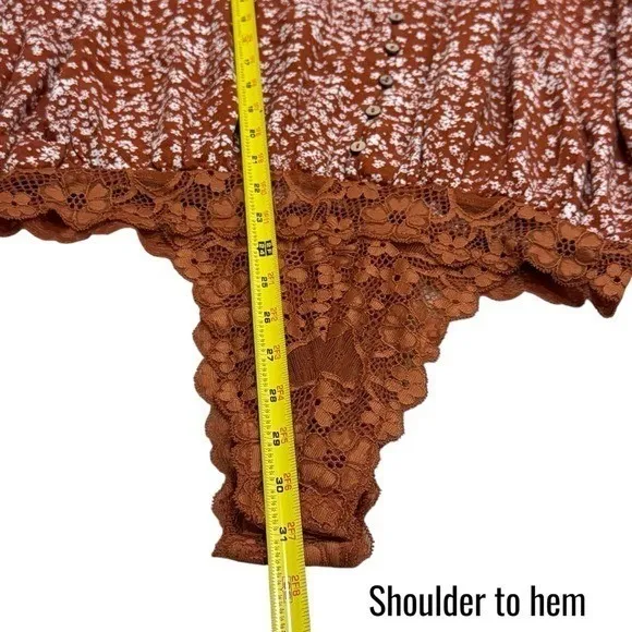 Free People Rust and White Ditsy Floral Lace Bell Ruffle Sleeve Bodysuit Size S - Image 9