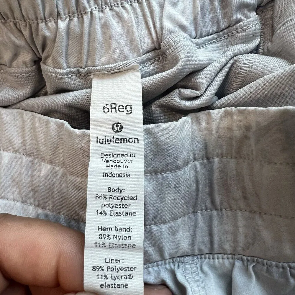 Lululemon  Hotty Hot Short Low Rise *2.5" Mini Tropical Shadow Starlight Size 6 - Image 6