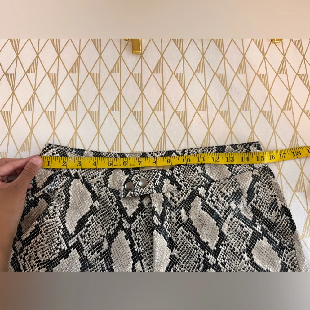 Choosy Elizabeth Snake Skin Faux Leather Cropped Pants Size 6 Black - Image 9